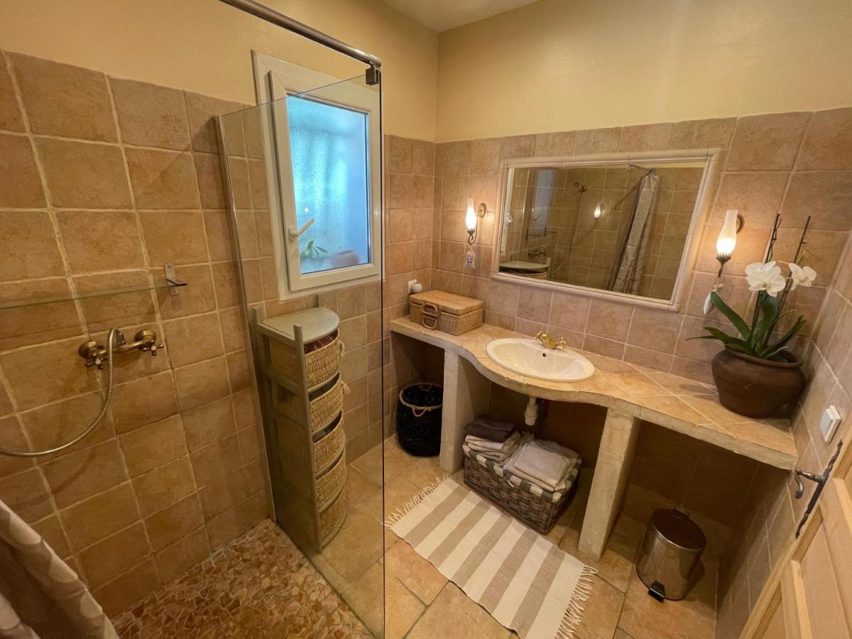 Le Calme De La Garrigue Bed & Breakfast Russan Ngoại thất bức ảnh