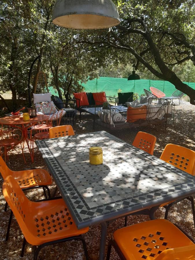 Le Calme De La Garrigue Bed & Breakfast Russan Ngoại thất bức ảnh