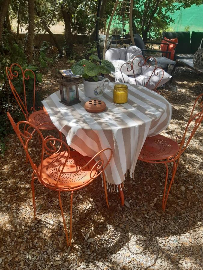 Le Calme De La Garrigue Bed & Breakfast Russan Ngoại thất bức ảnh