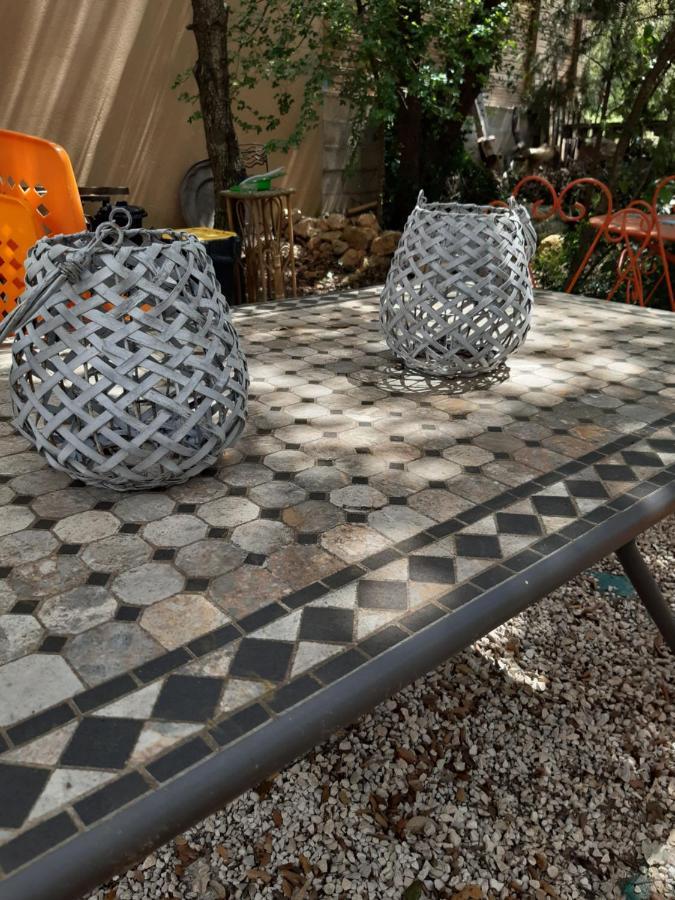 Le Calme De La Garrigue Bed & Breakfast Russan Ngoại thất bức ảnh