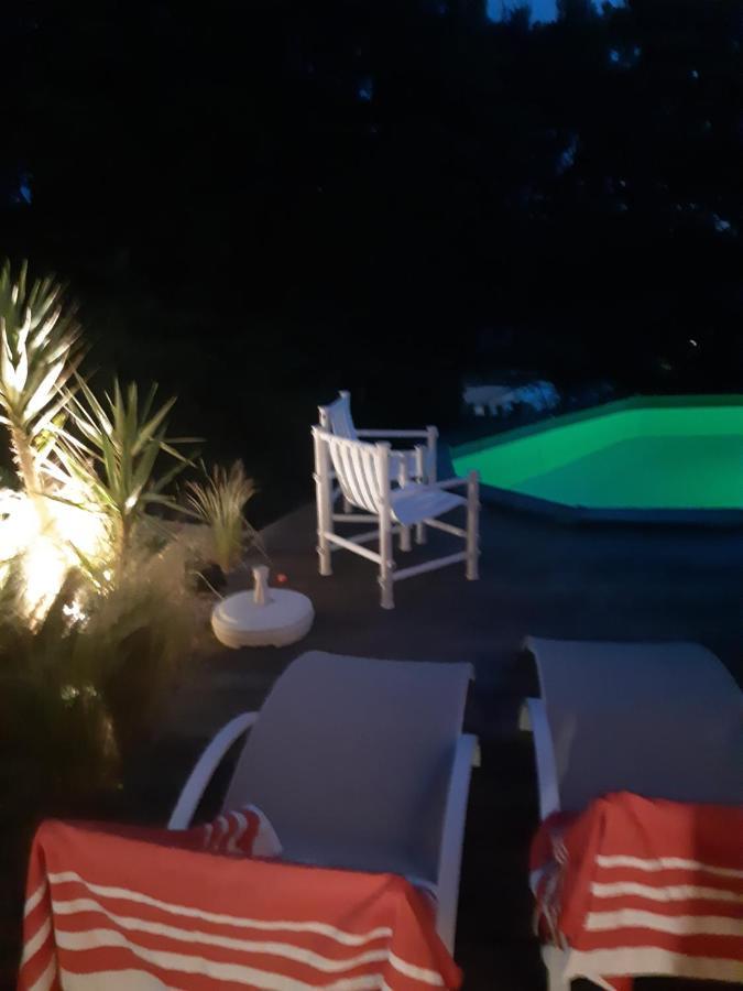 Le Calme De La Garrigue Bed & Breakfast Russan Ngoại thất bức ảnh