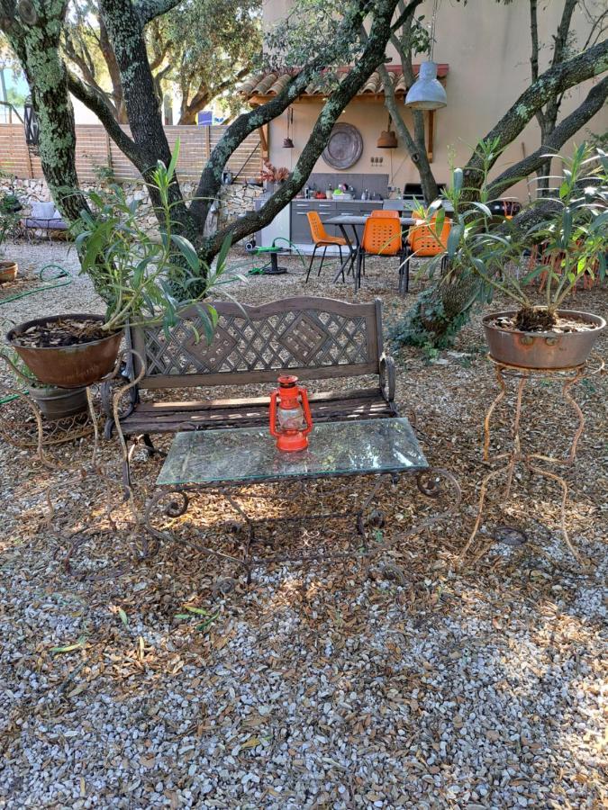 Le Calme De La Garrigue Bed & Breakfast Russan Ngoại thất bức ảnh
