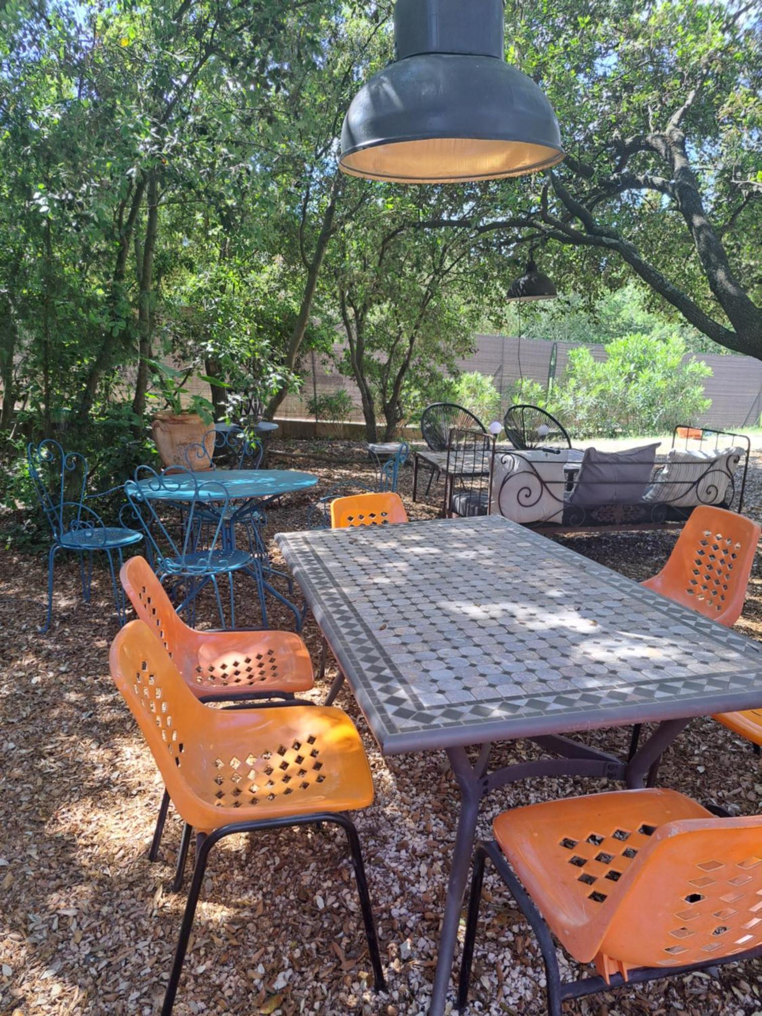 Le Calme De La Garrigue Bed & Breakfast Russan Ngoại thất bức ảnh